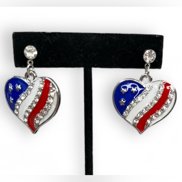 Americana USA ๐บ๐ธ Heart Dangle Earrings silver tone NWOT - Picture 2 of 3